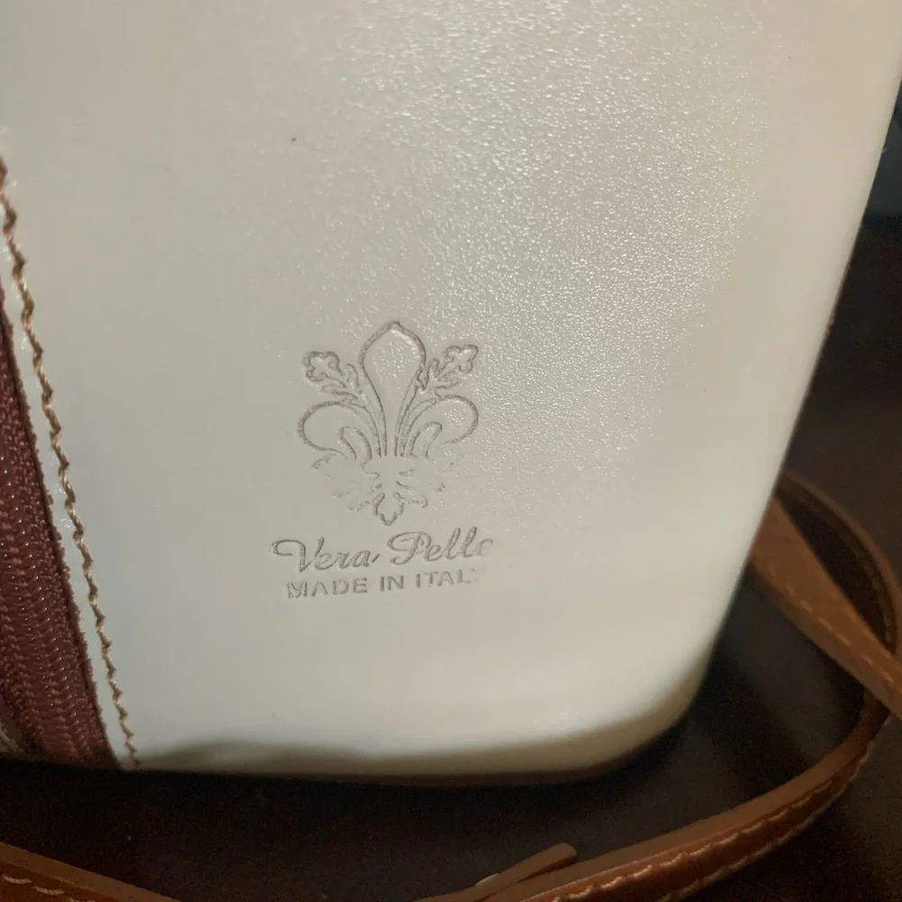 Vera Pelle ITALIAN LEATHER Chic Cream and Tan Crossbody Bag with V-Shaped Zipper - Picture 2 of 10